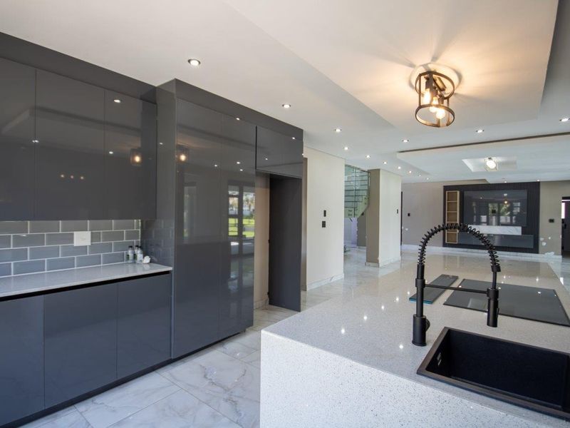 Luxury living fit for royalty - Photo 3