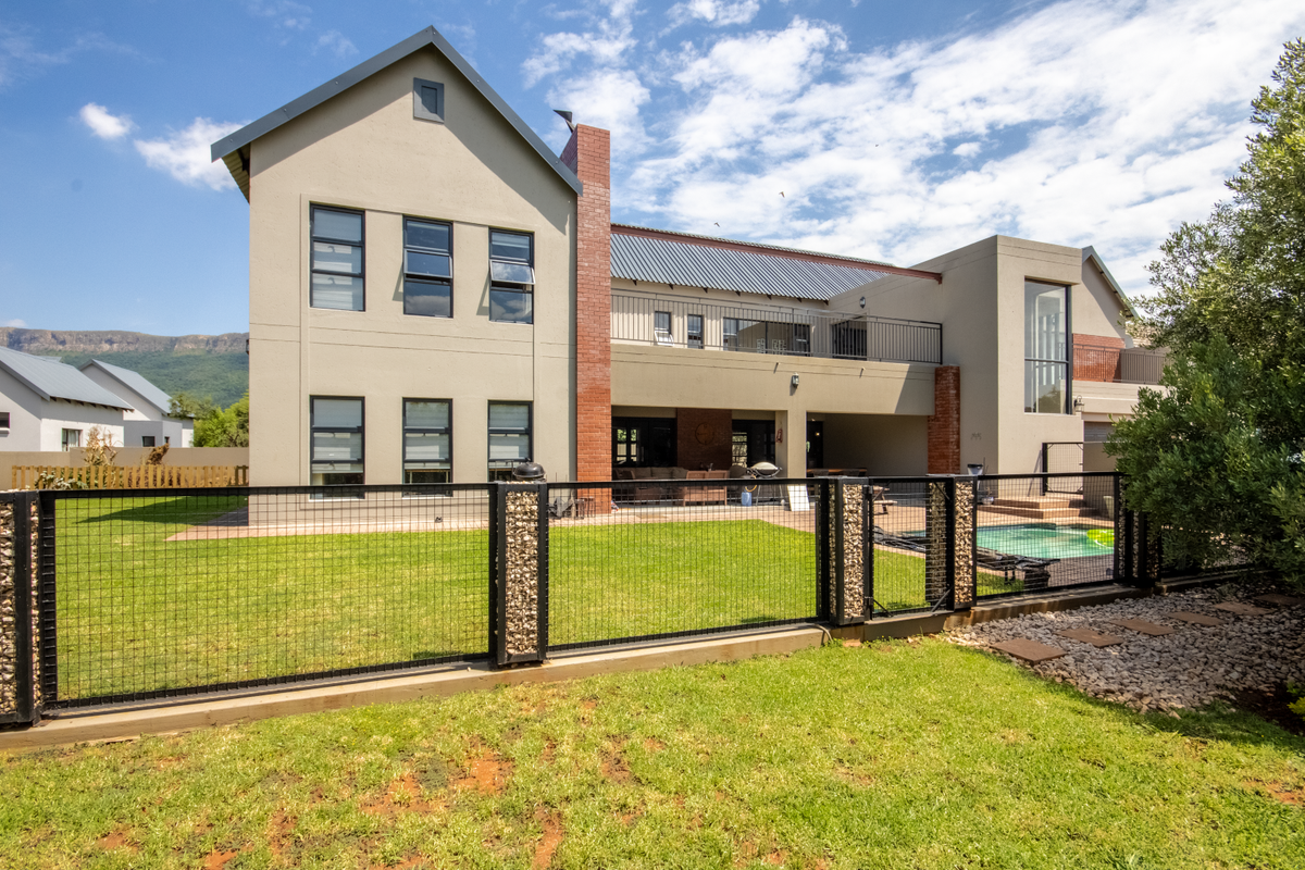 5 Bedrooms and study -Charming Industrial Farmhouse on the Hill - Photo 3
