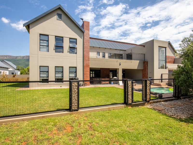 5 Bedrooms and study -Charming Industrial Farmhouse on the Hill - Photo 3