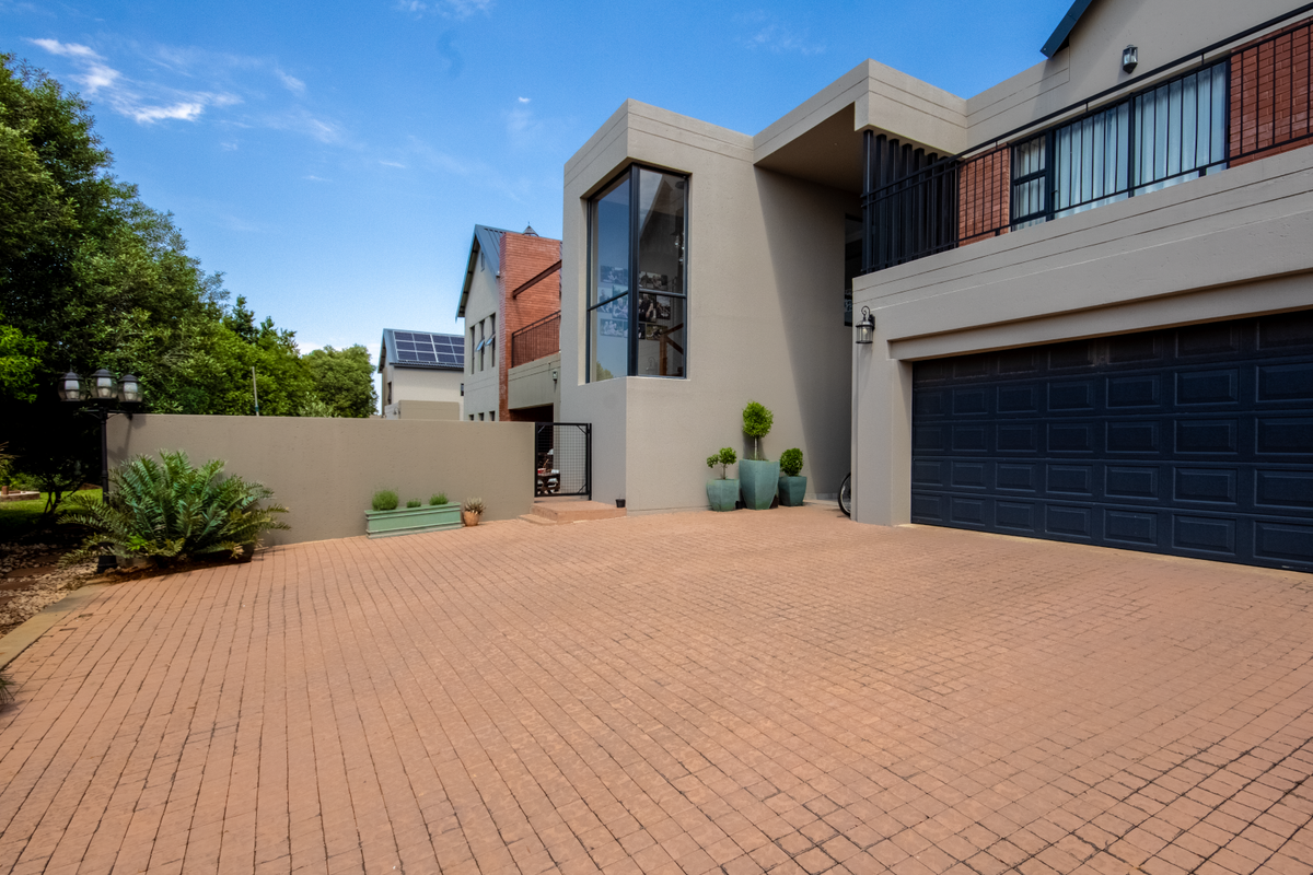 5 Bedrooms and study -Charming Industrial Farmhouse on the Hill - Photo 4