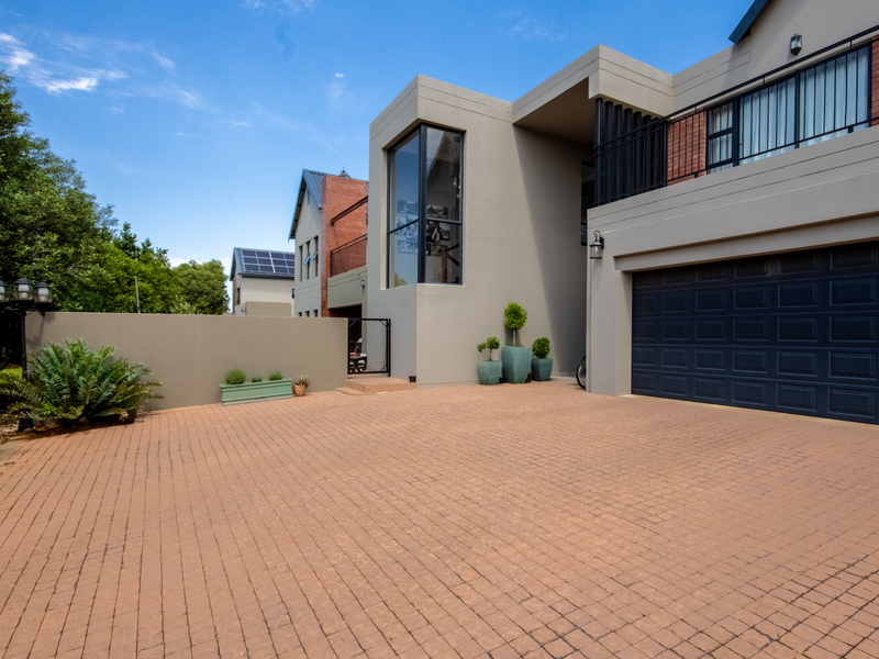 5 Bedrooms and study -Charming Industrial Farmhouse on the Hill - Photo 4