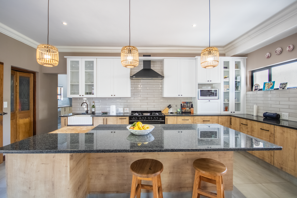 5 Bedrooms and study -Charming Industrial Farmhouse on the Hill - Photo 2