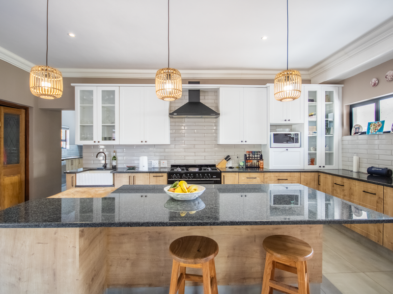 5 Bedrooms and study -Charming Industrial Farmhouse on the Hill - Photo 2