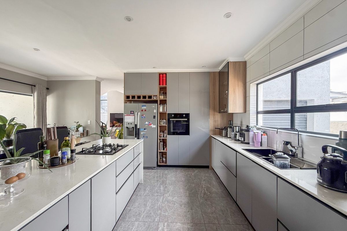 4 BEDROOM MASTERPIECE IN PINNACLE VIEW - Photo 3