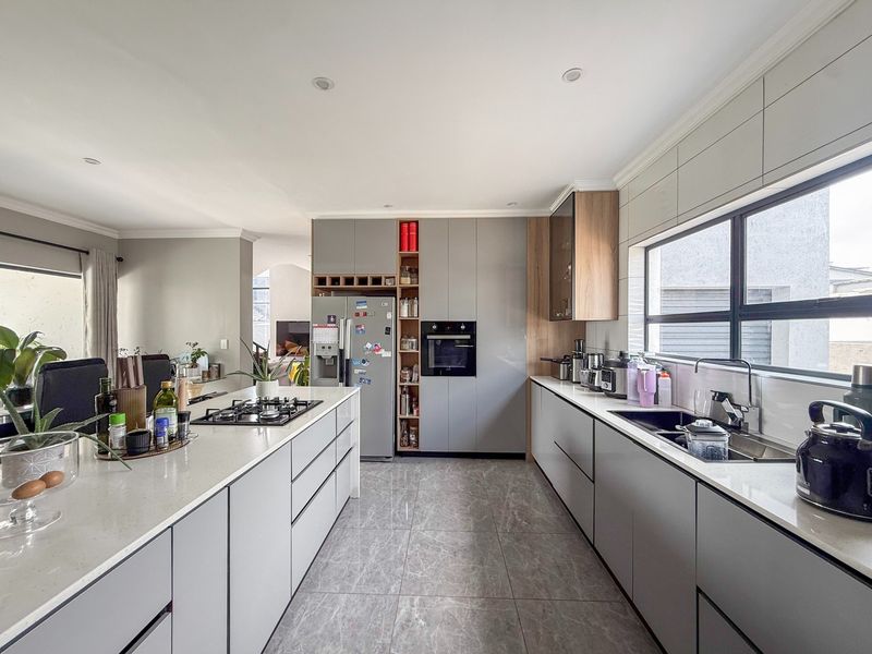 4 BEDROOM MASTERPIECE IN PINNACLE VIEW - Photo 3