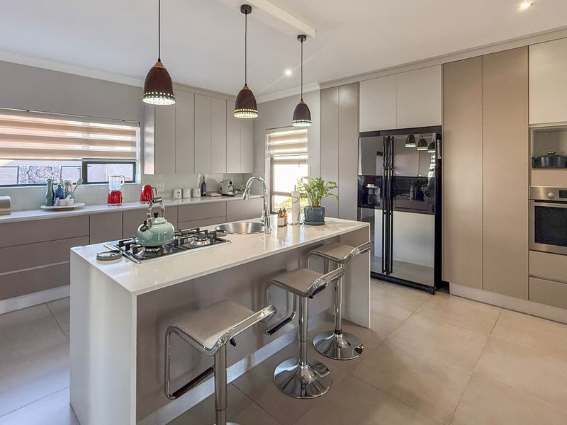 An Extraordinary Family Home on 1 269m2 — Where Country Estate Living Reaches Its Finest Expression - Photo 3