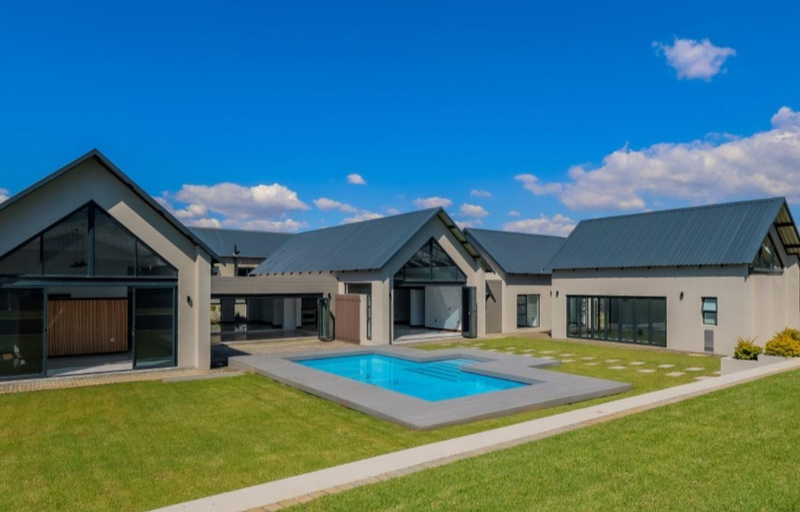 A New Home of Exceptional Character on 1 652m2