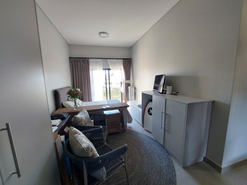 Exclusive, Convenient, Pure Luxury Living: Retirement Studio in Hartland Lifestyle Estate - Photo 4