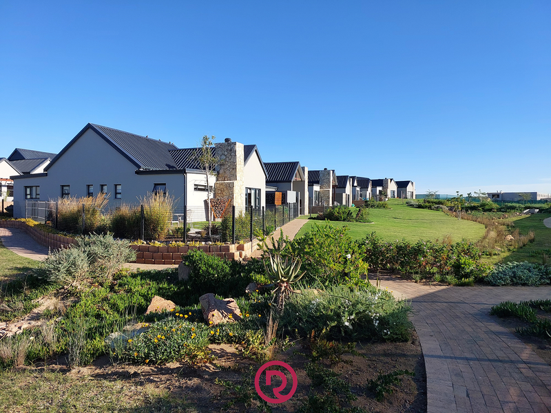 2 Bedroom 2 Bathroom Garden Sanctuary in Prestigious Hartland - Photo 2