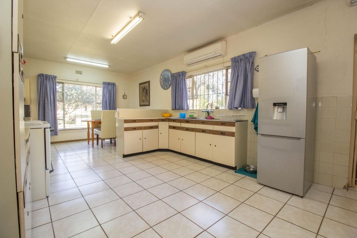 A Rare Find in Knoppieslaagte – Tranquil Country Living Meets Versatile Investment Potential - Photo 2