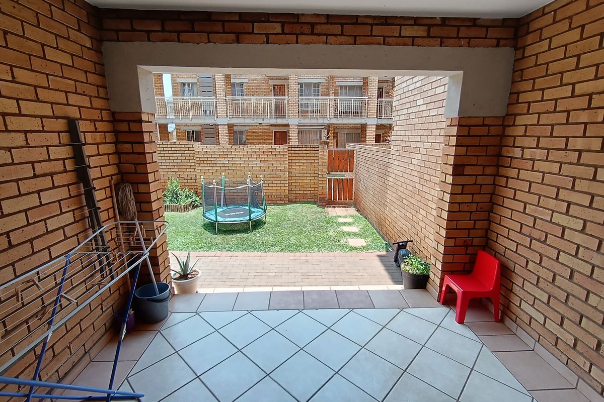 Lovely Ground-Floor Unit in Secure Estate – Ideal Investment or Starter Home - Photo 2