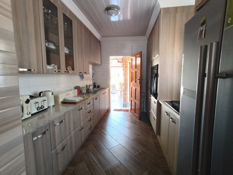 3 Bedroom Full Title Townhouse | Move-In Ready - Photo 7