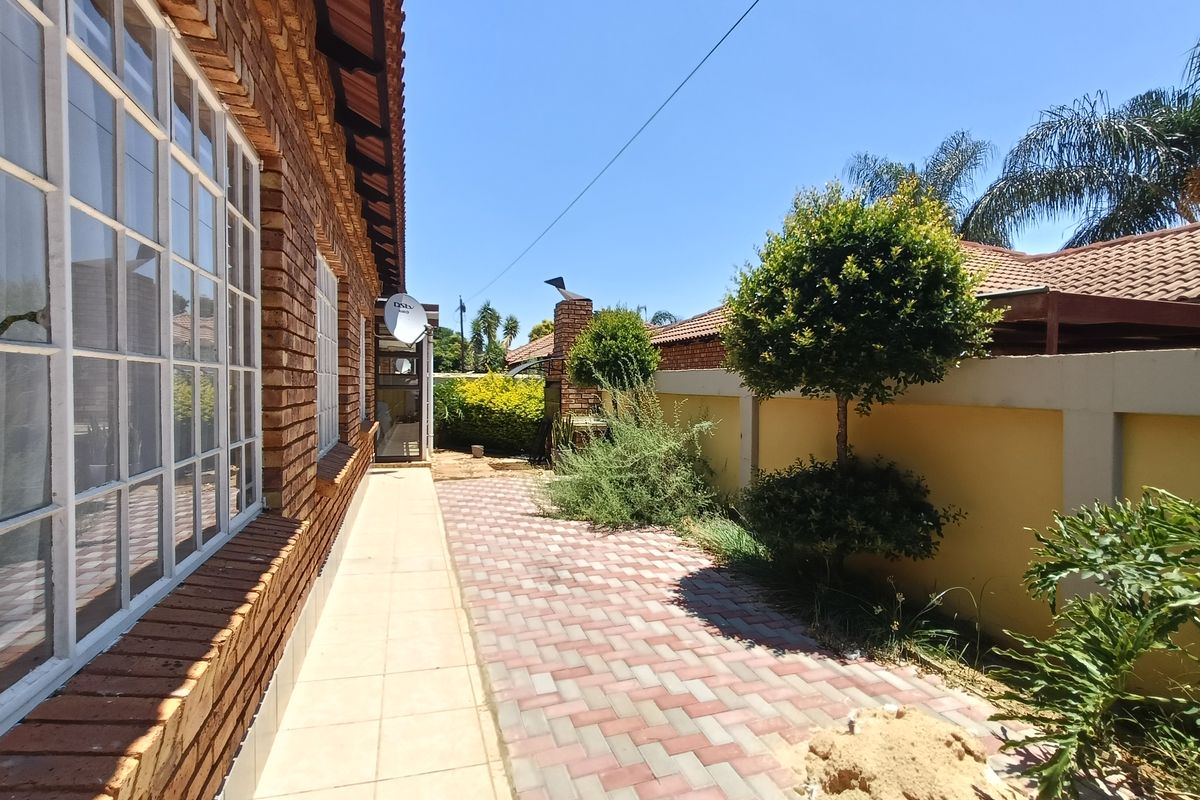 3 Bedroom Full Title Townhouse | Move-In Ready - Photo 4