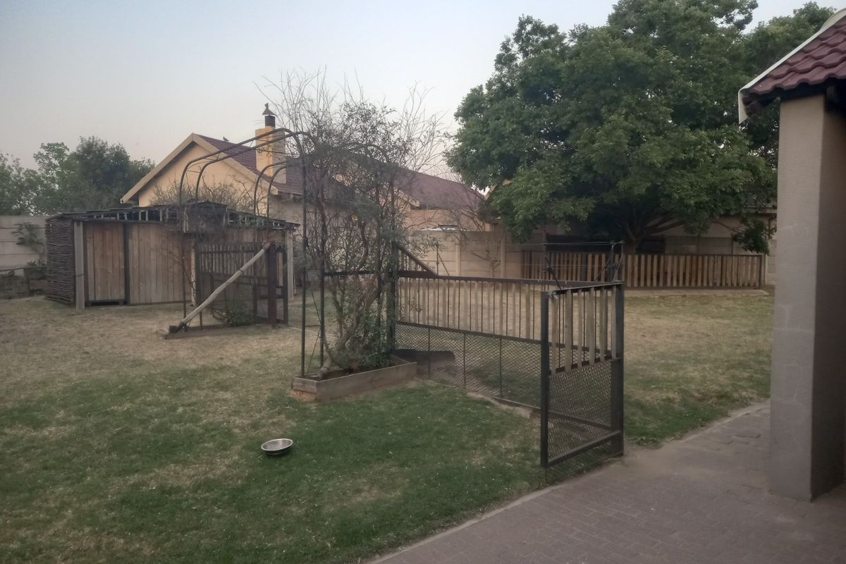 Spacious Family Home with Endless Potential! - Photo 4