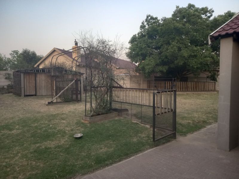 Spacious Family Home with Endless Potential! - Photo 4