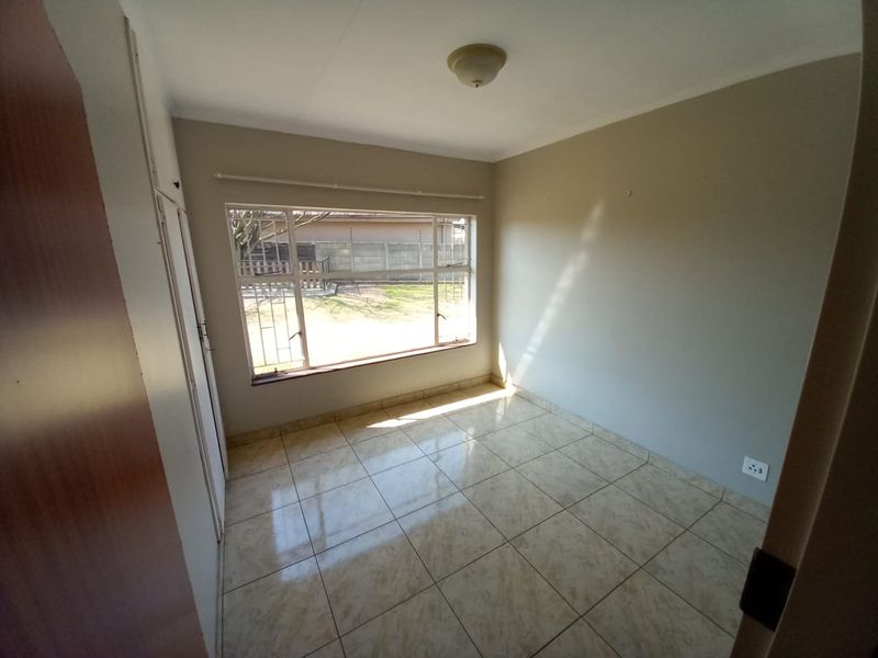 Spacious Family Home with Endless Potential! - Photo 10