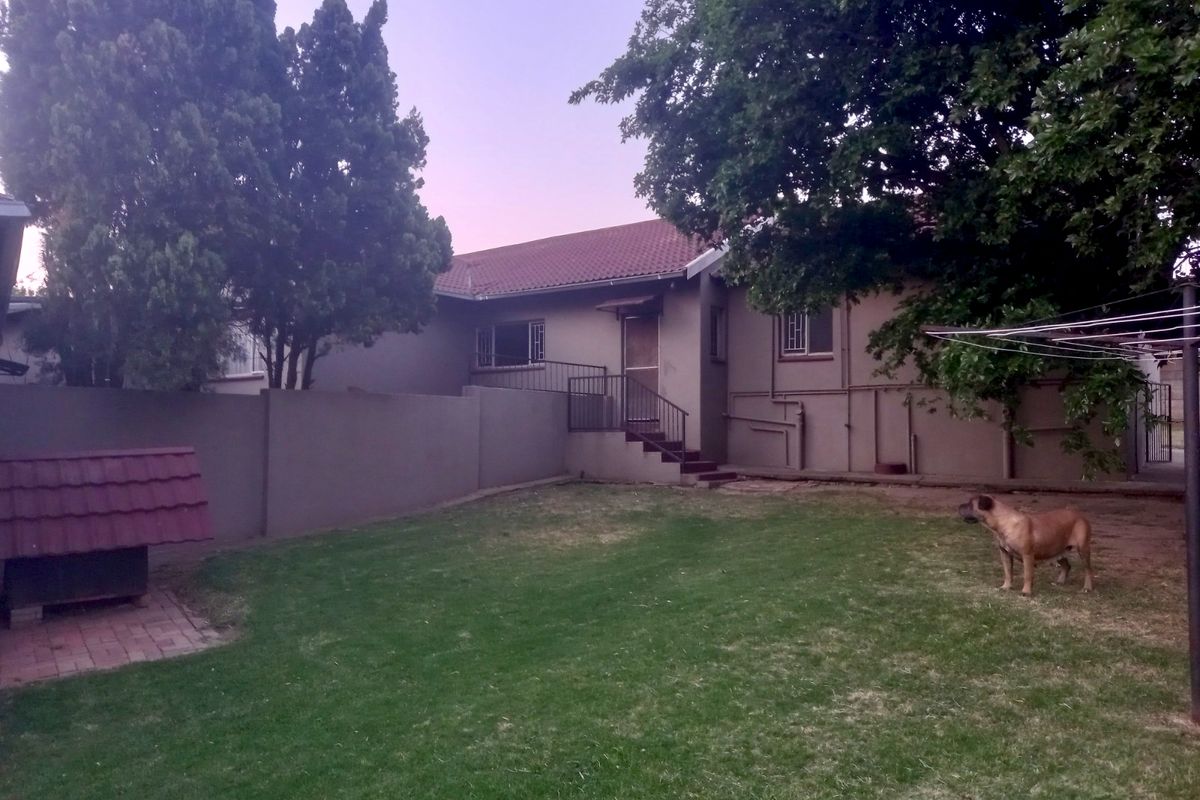 Spacious Family Home with Endless Potential! - Photo 5