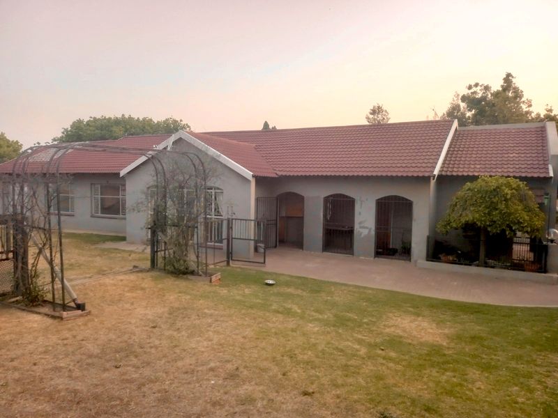 Spacious Family Home with Endless Potential! - Photo 7