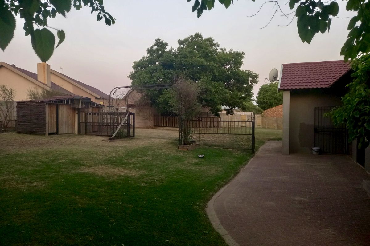 Spacious Family Home with Endless Potential! - Photo 3