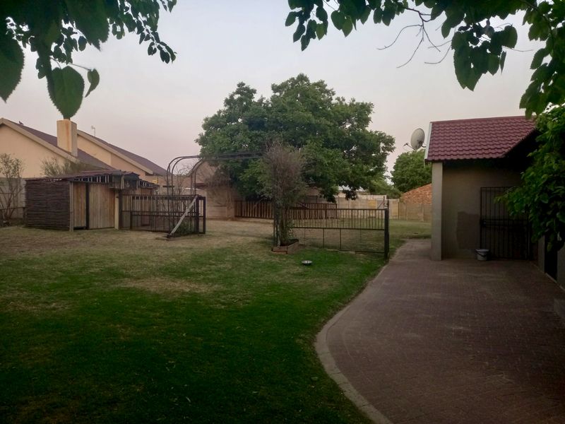 Spacious Family Home with Endless Potential! - Photo 3