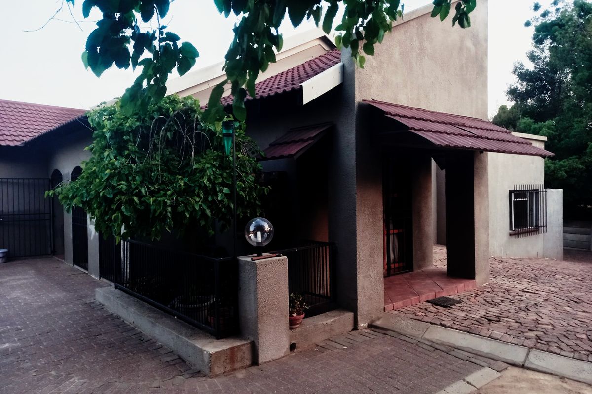 Spacious Family Home with Endless Potential! - Photo 2