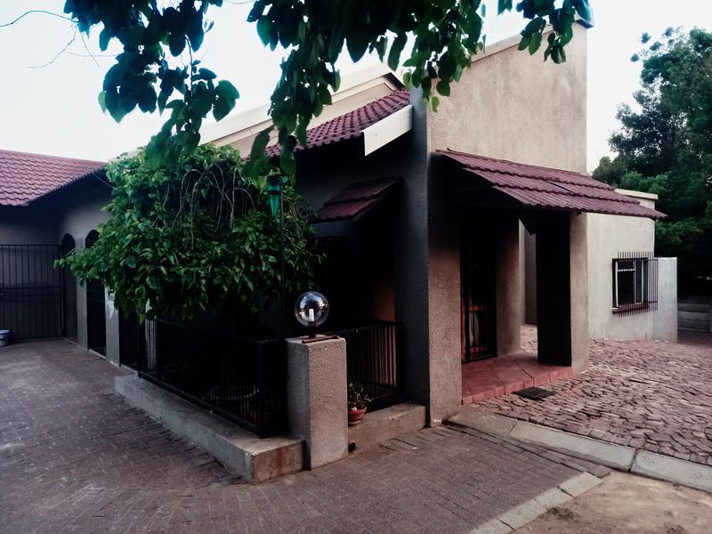 Spacious Family Home with Endless Potential! - Photo 2