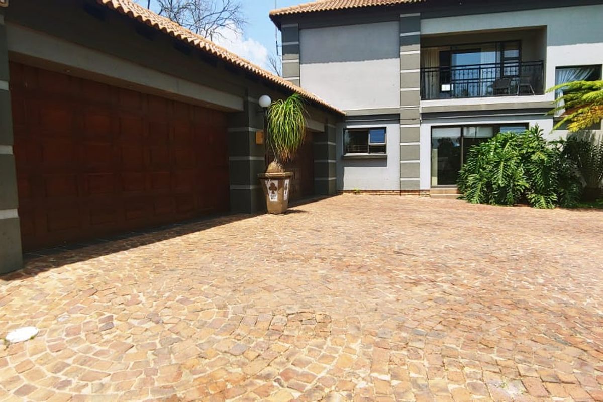 Once-in-a-Lifetime Investment Opportunity – 20-Bedroom Estate with Endless Possibilities! - Photo 4