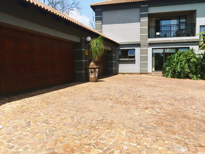 Once-in-a-Lifetime Investment Opportunity – 20-Bedroom Estate with Endless Possibilities! - Photo 4