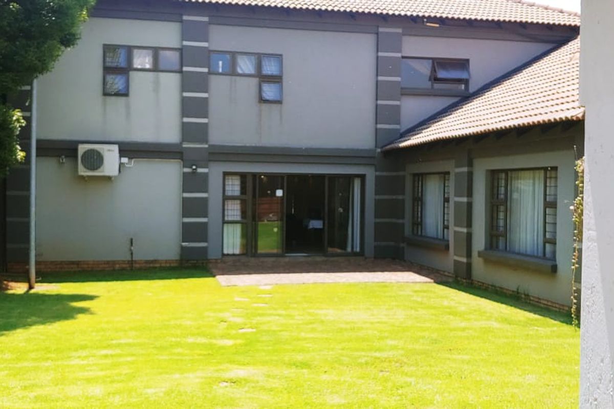 Once-in-a-Lifetime Investment Opportunity – 20-Bedroom Estate with Endless Possibilities! - Photo 3