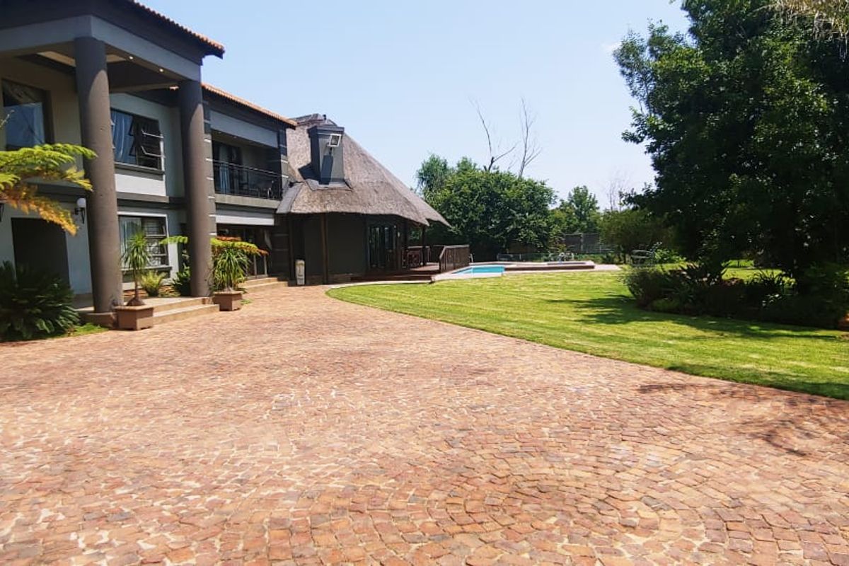 Once-in-a-Lifetime Investment Opportunity – 20-Bedroom Estate with Endless Possibilities! - Photo 5