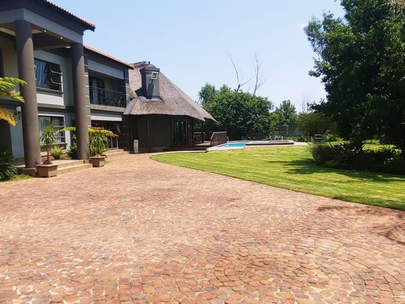 Once-in-a-Lifetime Investment Opportunity – 20-Bedroom Estate with Endless Possibilities! - Photo 5