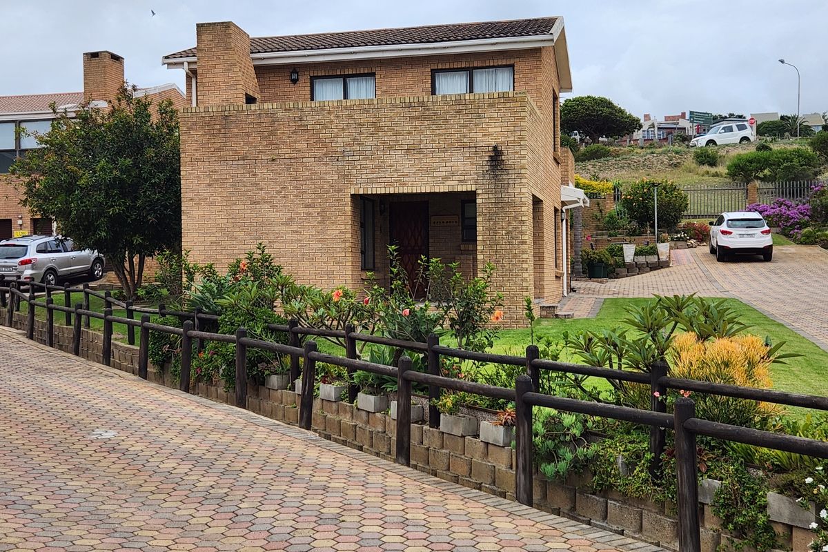 HARTENBOS- Compact and Functional Layout townhouse. - Photo 2