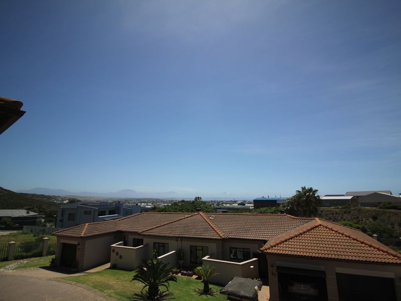 Spacious 3-Bedroom Townhouse in Island View – New to the Market! - Photo 5
