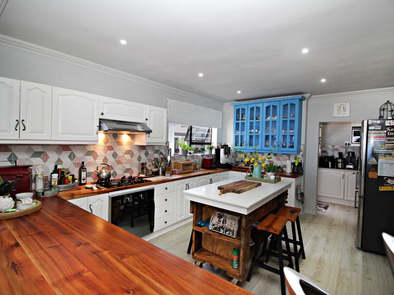 Beautiful Modern house with spectacular views. - Photo 5