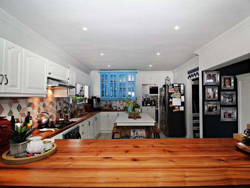 Beautiful Modern house with spectacular views. - Photo 10