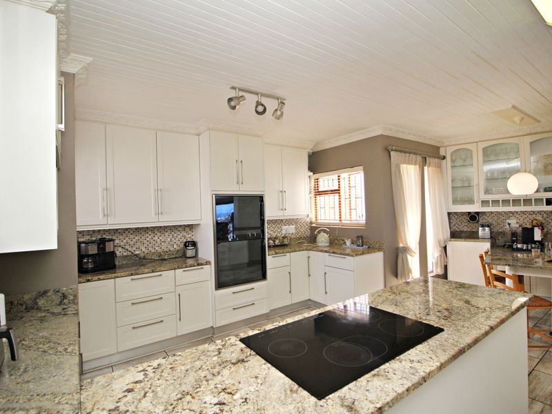 Spacious Family Home with Unobstructed Views in Beautiful Hartenbosheuwels! - Photo 10