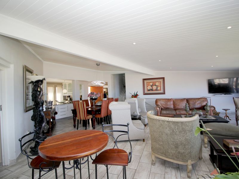 Spacious Family Home with Unobstructed Views in Beautiful Hartenbosheuwels! - Photo 8