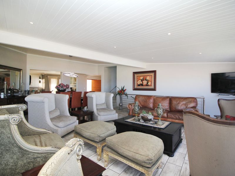 Spacious Family Home with Unobstructed Views in Beautiful Hartenbosheuwels! - Photo 7