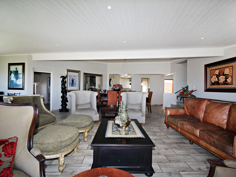 Spacious Family Home with Unobstructed Views in Beautiful Hartenbosheuwels! - Photo 6