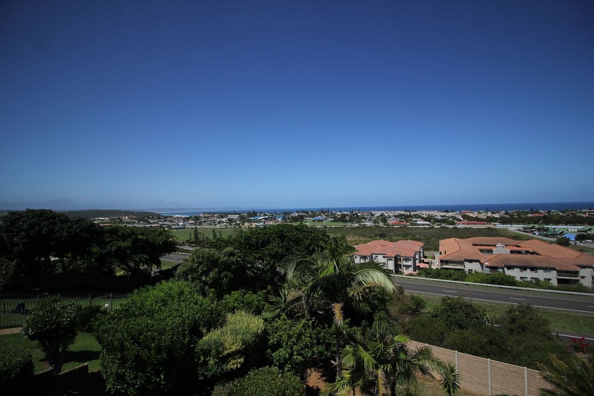 Spacious Family Home with Unobstructed Views in Beautiful Hartenbosheuwels! - Photo 3