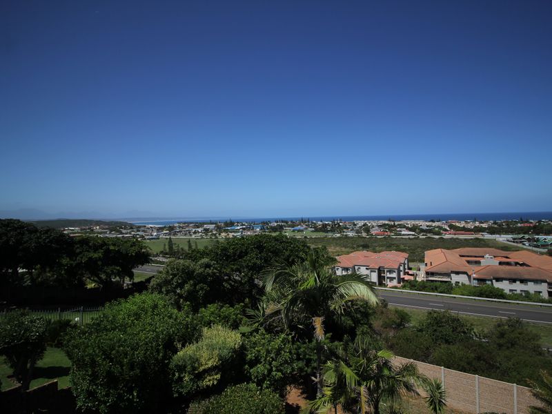 Spacious Family Home with Unobstructed Views in Beautiful Hartenbosheuwels! - Photo 3