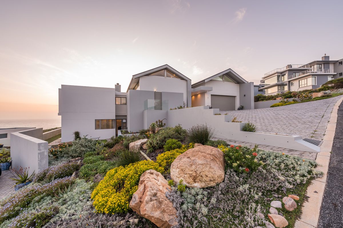 Elevated Living in Tranquil Luxury - Photo 5