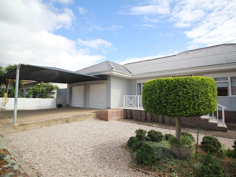 Absolutely Stunning Freestanding Home in Central Hartenbos - Photo 2
