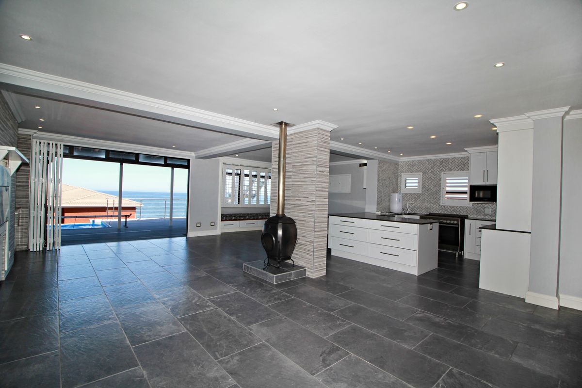 Beautiful home with pool Invester or big family - Photo 4