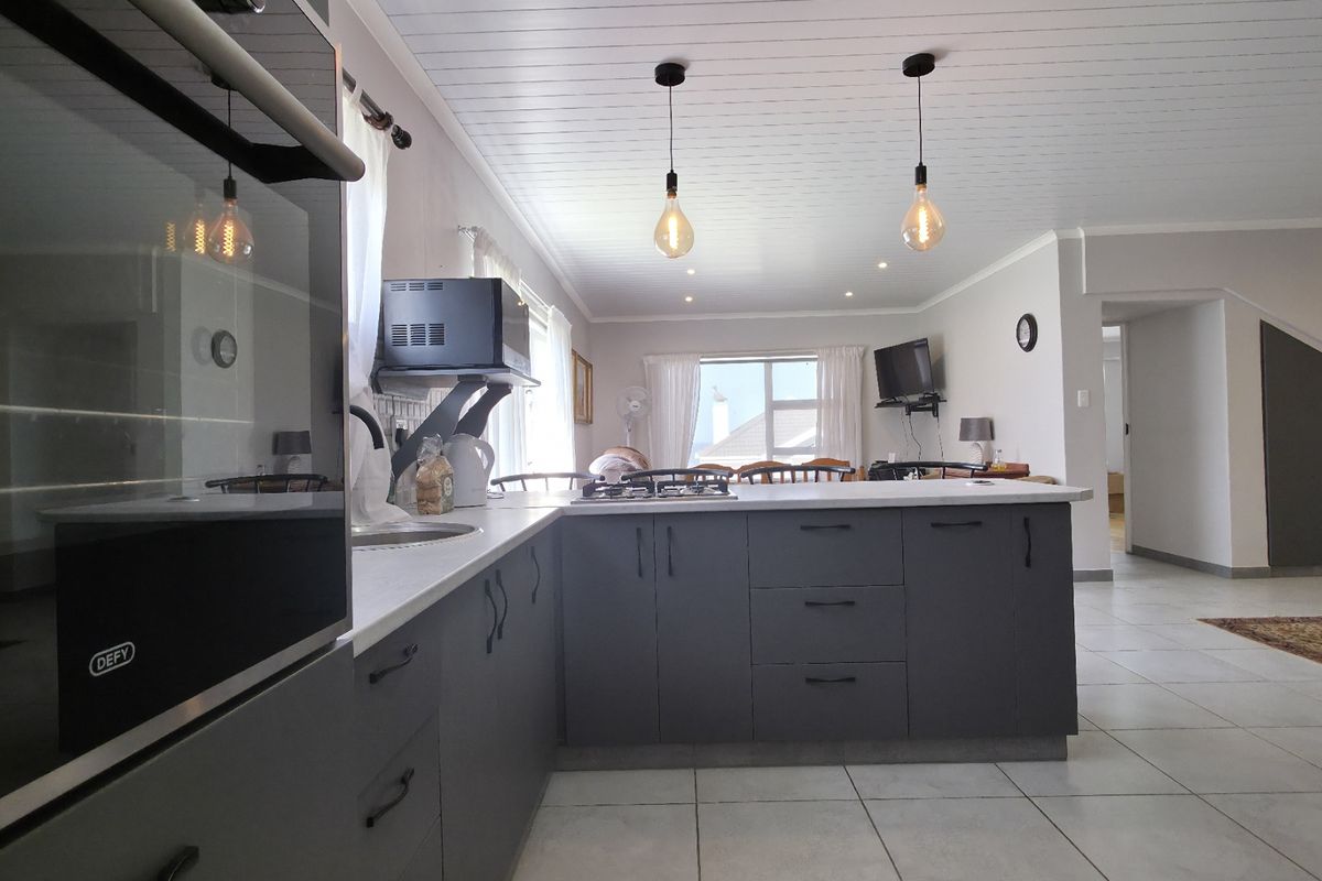 3 Bedroom Seaview house for sale in Boggomsbaai - Photo 3