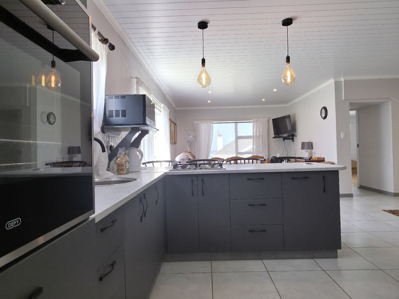 3 Bedroom Seaview house for sale in Boggomsbaai - Photo 3