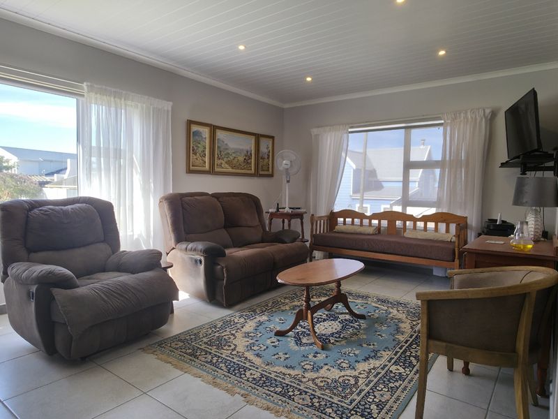 3 Bedroom Seaview house for sale in Boggomsbaai - Photo 6