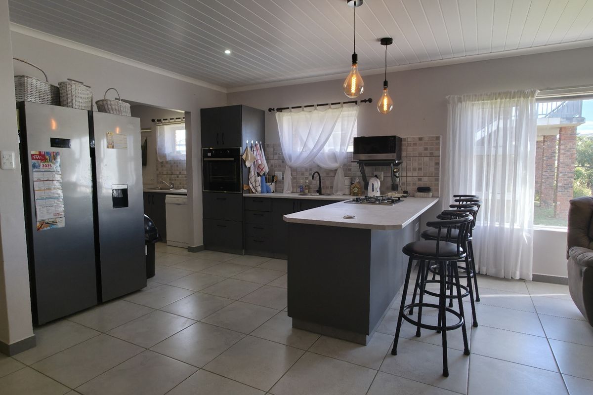 3 Bedroom Seaview house for sale in Boggomsbaai - Photo 5