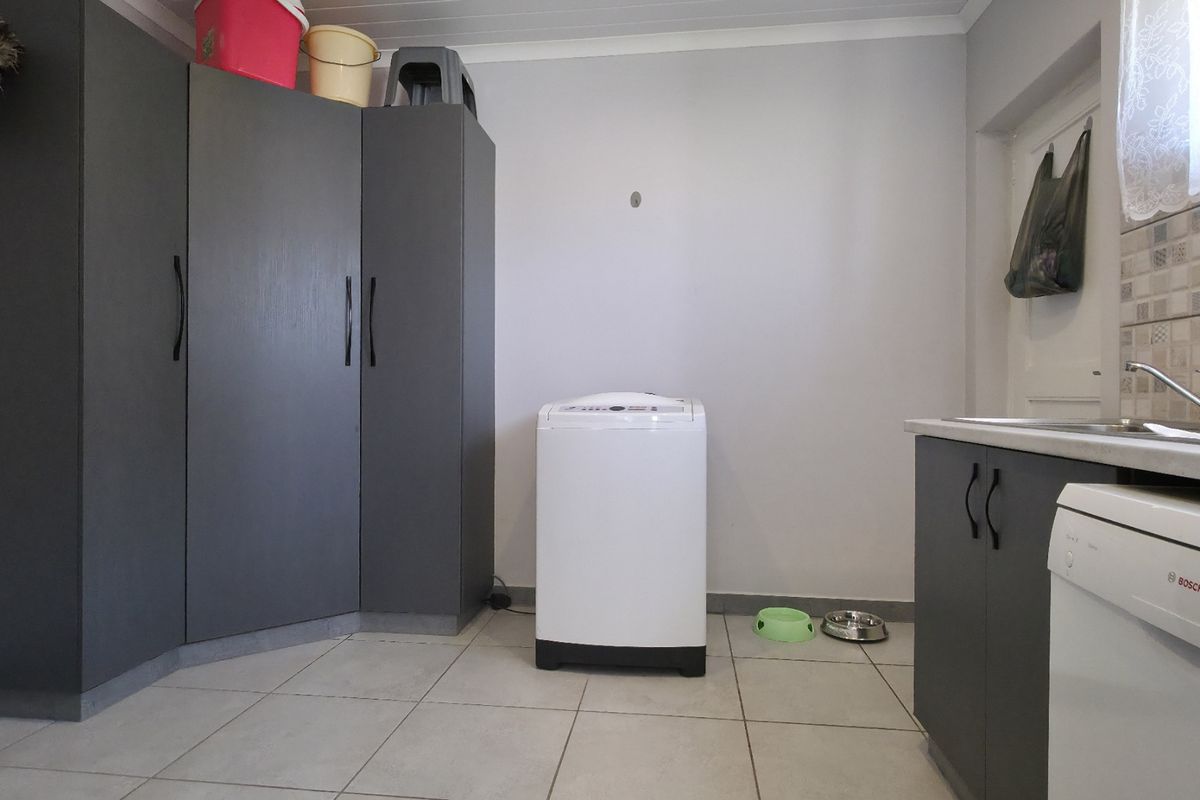 3 Bedroom Seaview house for sale in Boggomsbaai - Photo 4