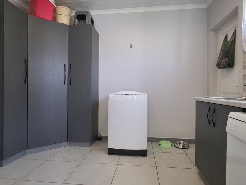 3 Bedroom Seaview house for sale in Boggomsbaai - Photo 4